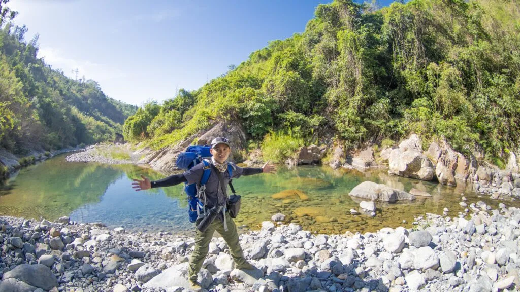 Cung đường trekking Tà Giang men theo con suối xinh đẹp để đến thảo nguyên cỏ xanh mướt