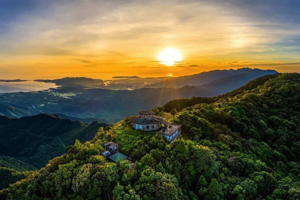 Vườn quốc gia Bạch Mã, thuộc tỉnh Thừa Thiên – Huế, cách thành phố Huế 40 km với hơn 2.000 loài thực vật và gần 1.500 loài động vật