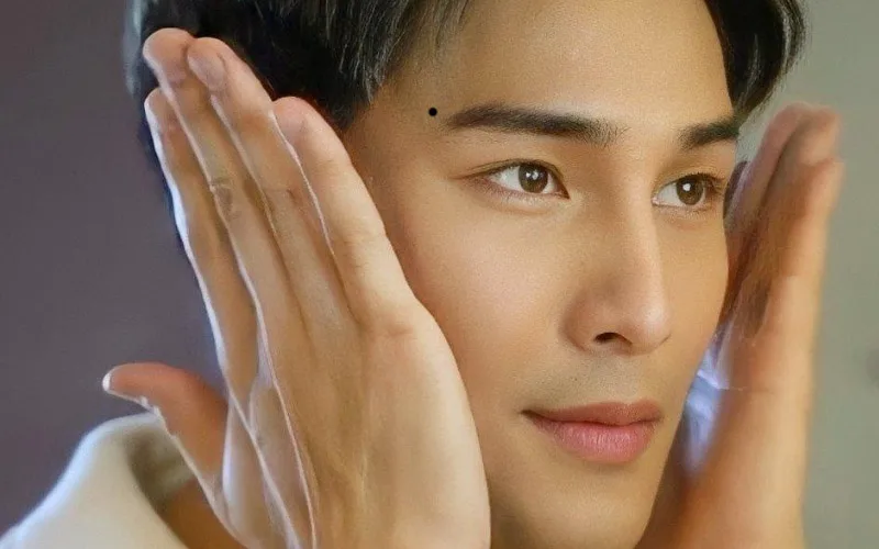 Nốt Ruồi Phía Trên Lông Mày
