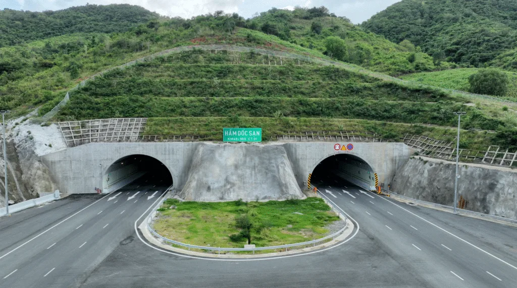 Hầm Dốc Sạn nhìn từ trên cao