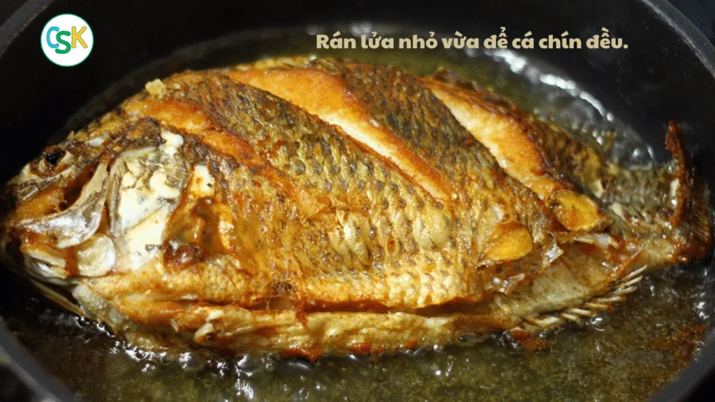 rán lửa nhỏ để cá chín đều